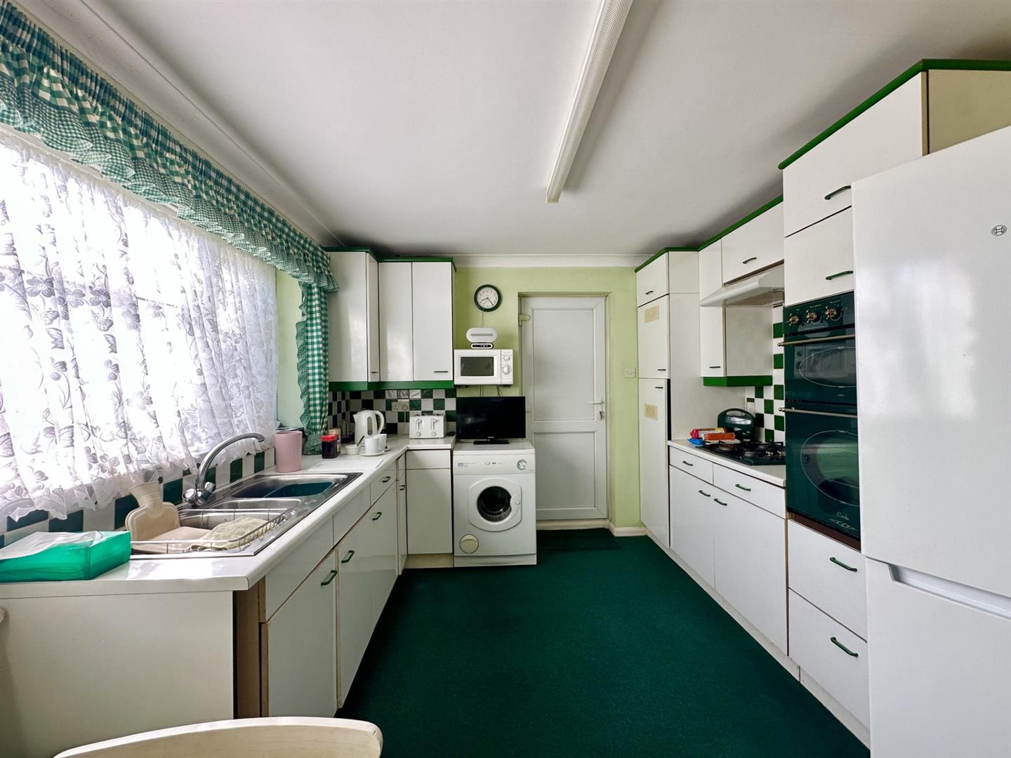 2 bed property in Sedlescombe Gardens, St. Leonards-On-Sea